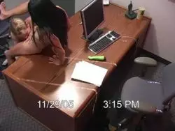 Ganz schnell poppt der Hengst die Schlampe durch