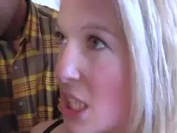 Unerfahrene athletische Hure wird in den Popo gebumst